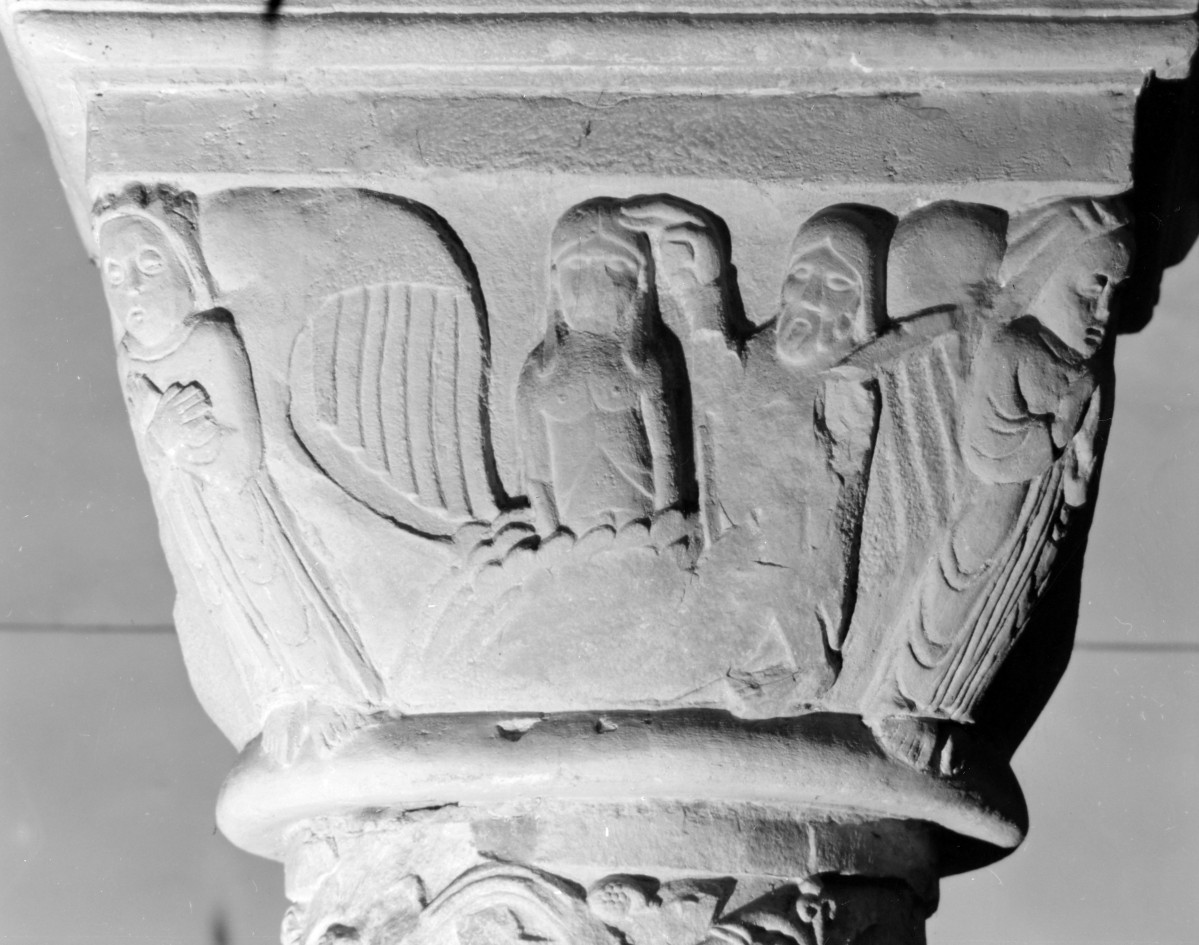 Kościół pw. Świętej Trójcy - nawa główna. Kolumna romańska. Bogate detale.Głowica kostkowa z reliefem i scną chrztu Chrystusa w Jordanie., skan 1