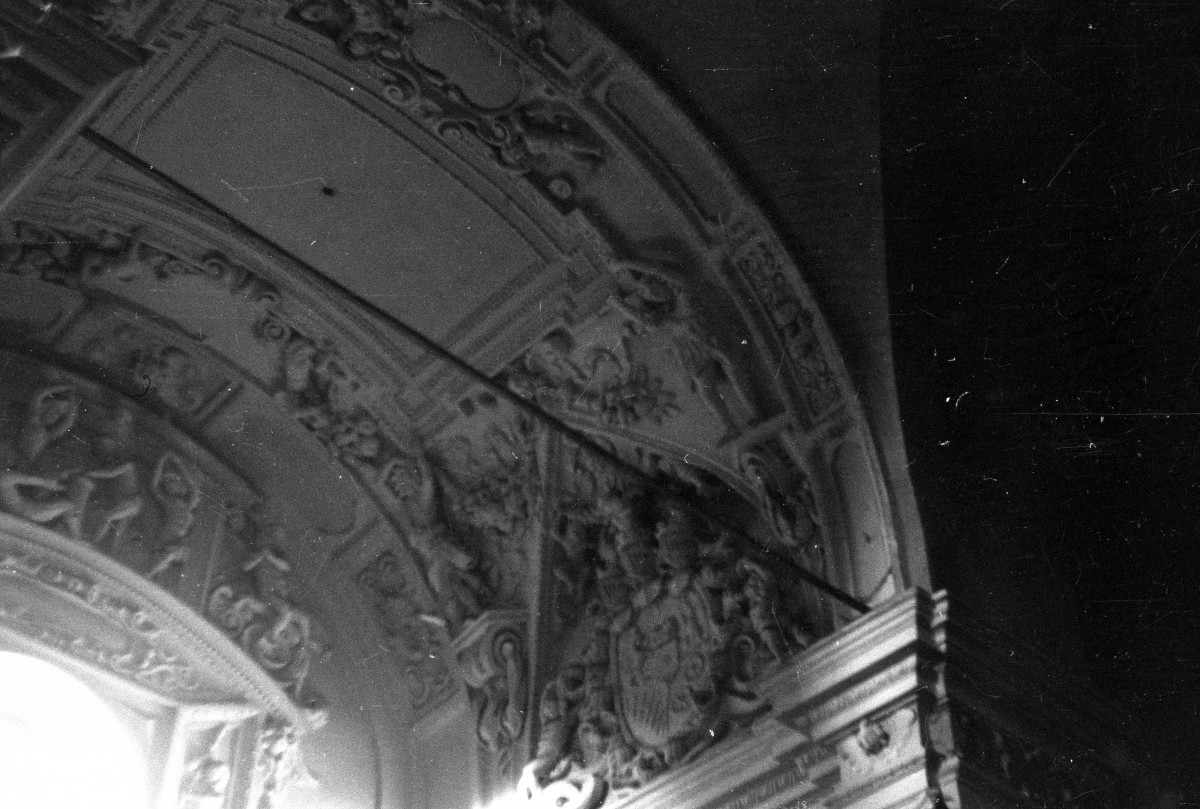 kościół św. Jakuba - portal łuk z ornamentem, sztukateria , skan 1