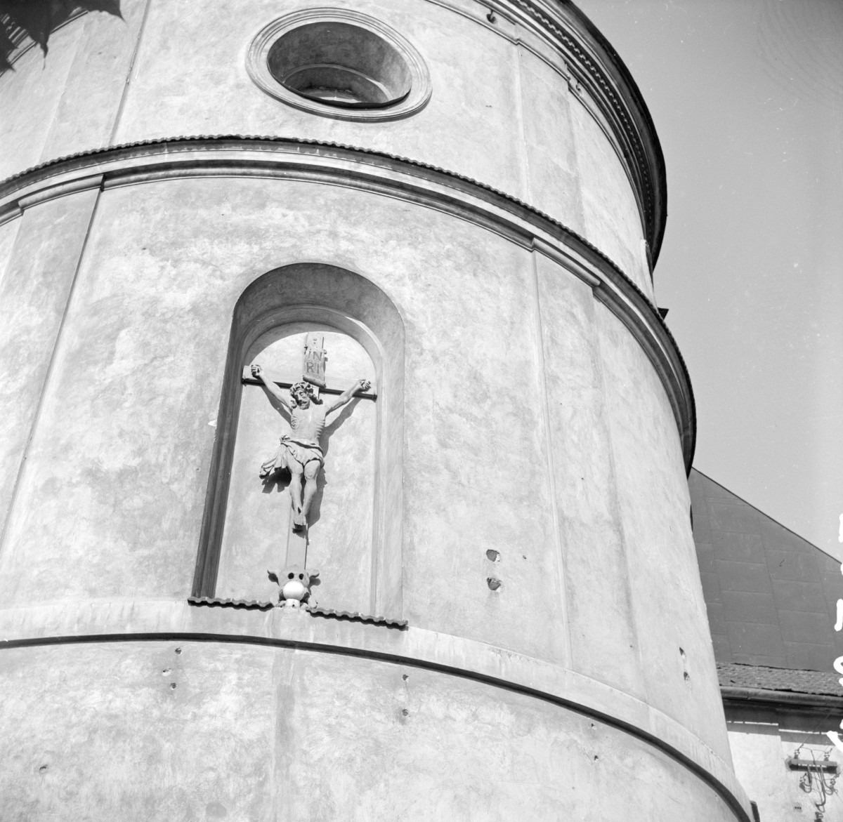 kościół pw. W.N.M.P - prezbiterium, krucyfiks we wnęce, skan 1