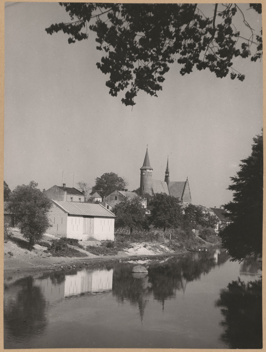 Kościół w panoramie miasta, skan 1