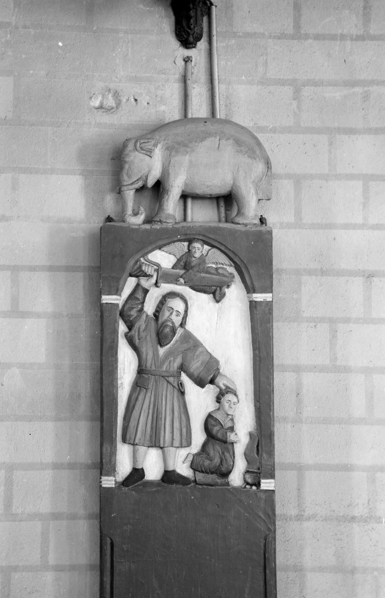 kościół Mariacki - wnętrze, płaskorzeźba na filarze, skan 1