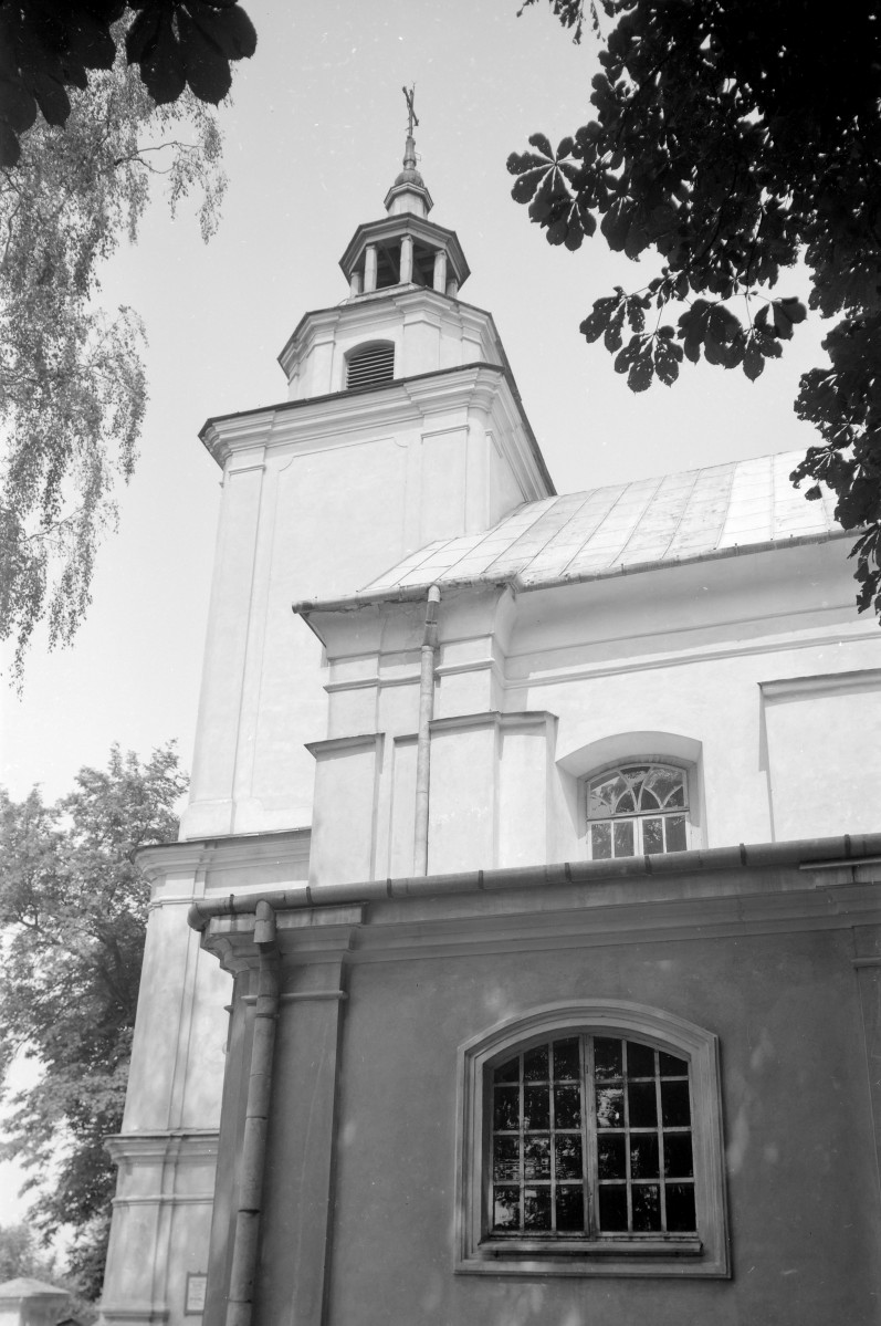 kościół pw. św. Jana Chrzciciela - wieża kościelna oraz fragment elewacji kościoła, skan 1