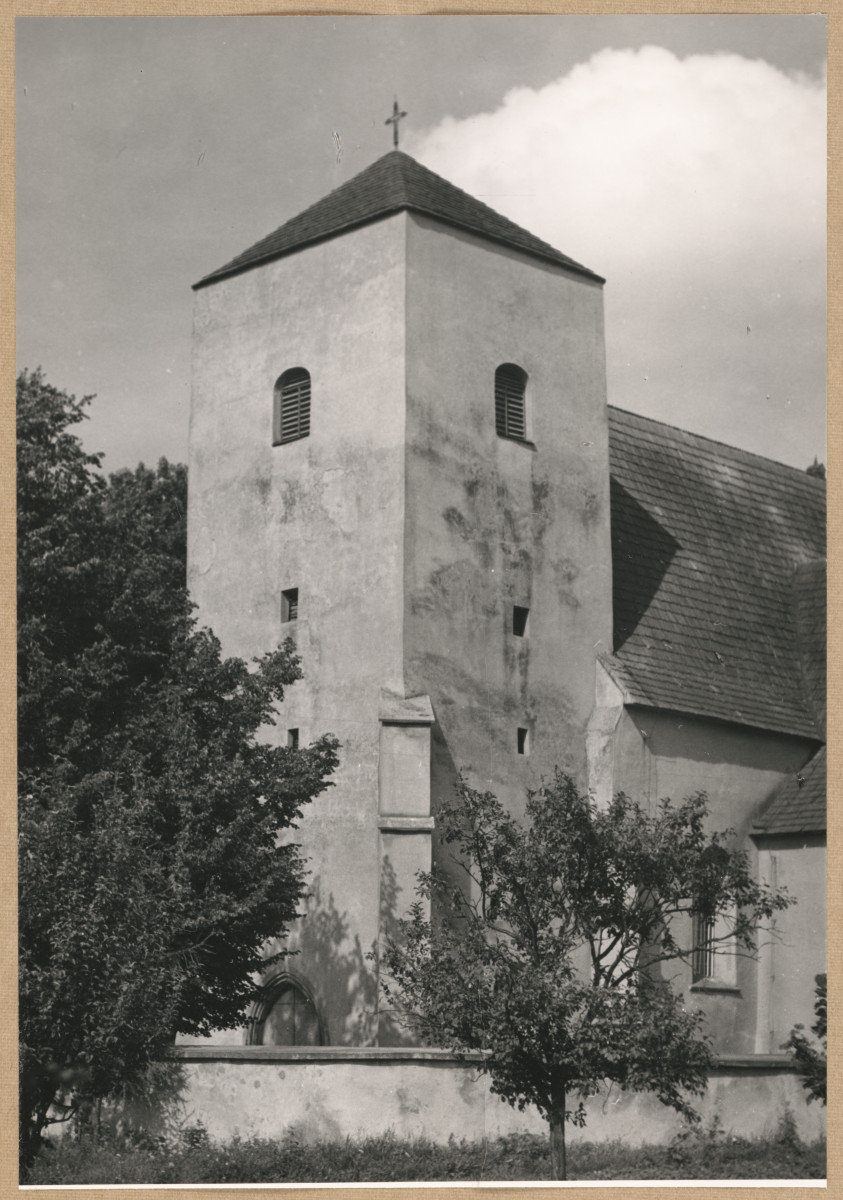 Kościół parafialny, widok na wieżę


, skan 1