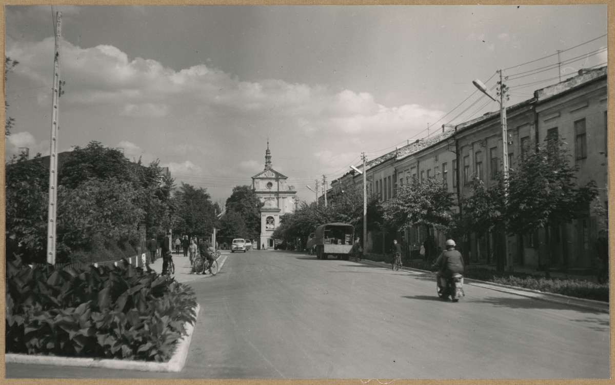 Miasto - ulica przy rynku, widok na kościół parafialny, skan 1