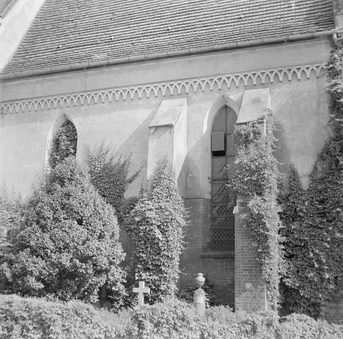 kościół pw. Najświętszej Maryi Panny Matki Pocieszenia /były Kościół Matki Bożej Pocieszenia/ - prezbiterium - fragment od strony południowej, skan 1