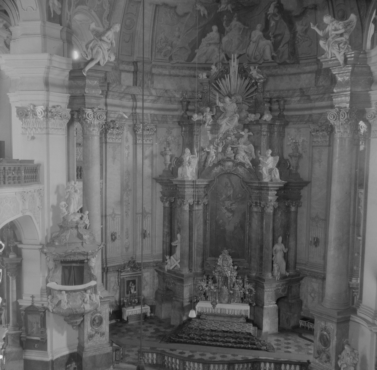 Kościół Świętych Apostołów Piotra i Pawła - wnętrze prezbiterium, skan 1