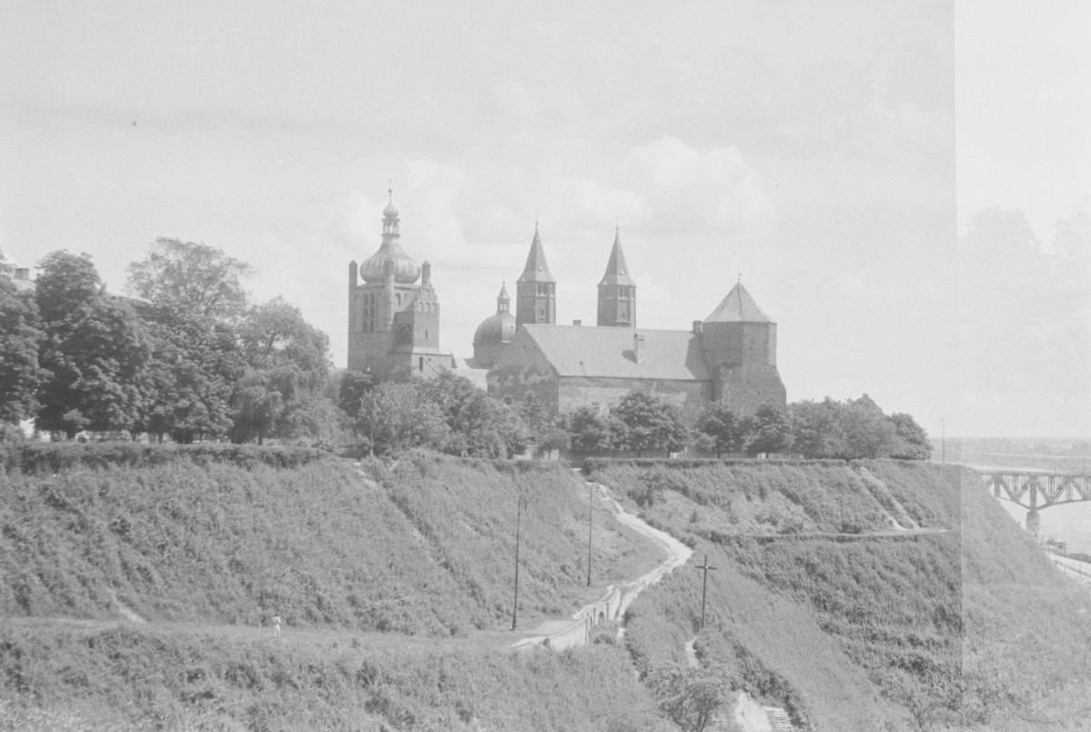 katedra i dzwonnica - widok od strony Wisły, skan 1