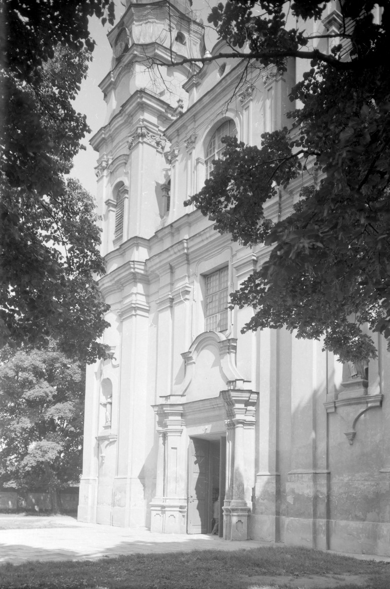 kościół, ob. parafialny pw. św. Ludwika, dawny klasztor popauliński - elewacja zachodnia, skan 1