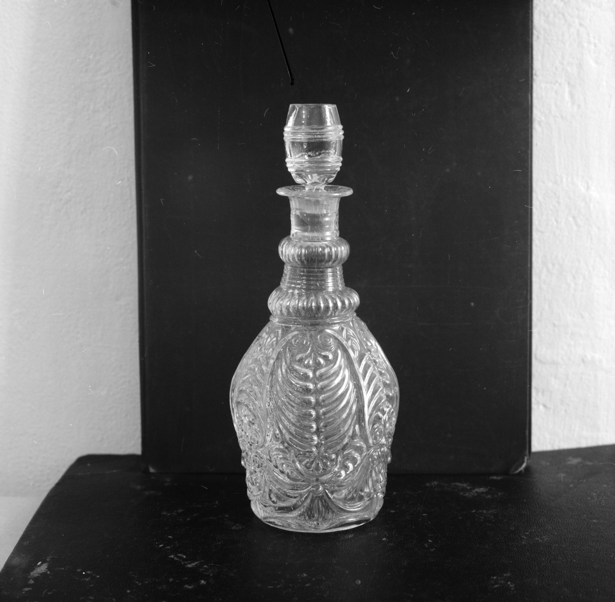 klasztor ss. Mniszek Benedyktynek - zbiory - karafka /szkło lane/ z 1860 roku, skan 1