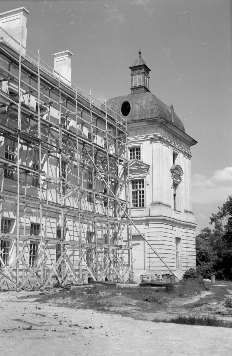 pałac - elewacja frontowa, fragment, skan 1