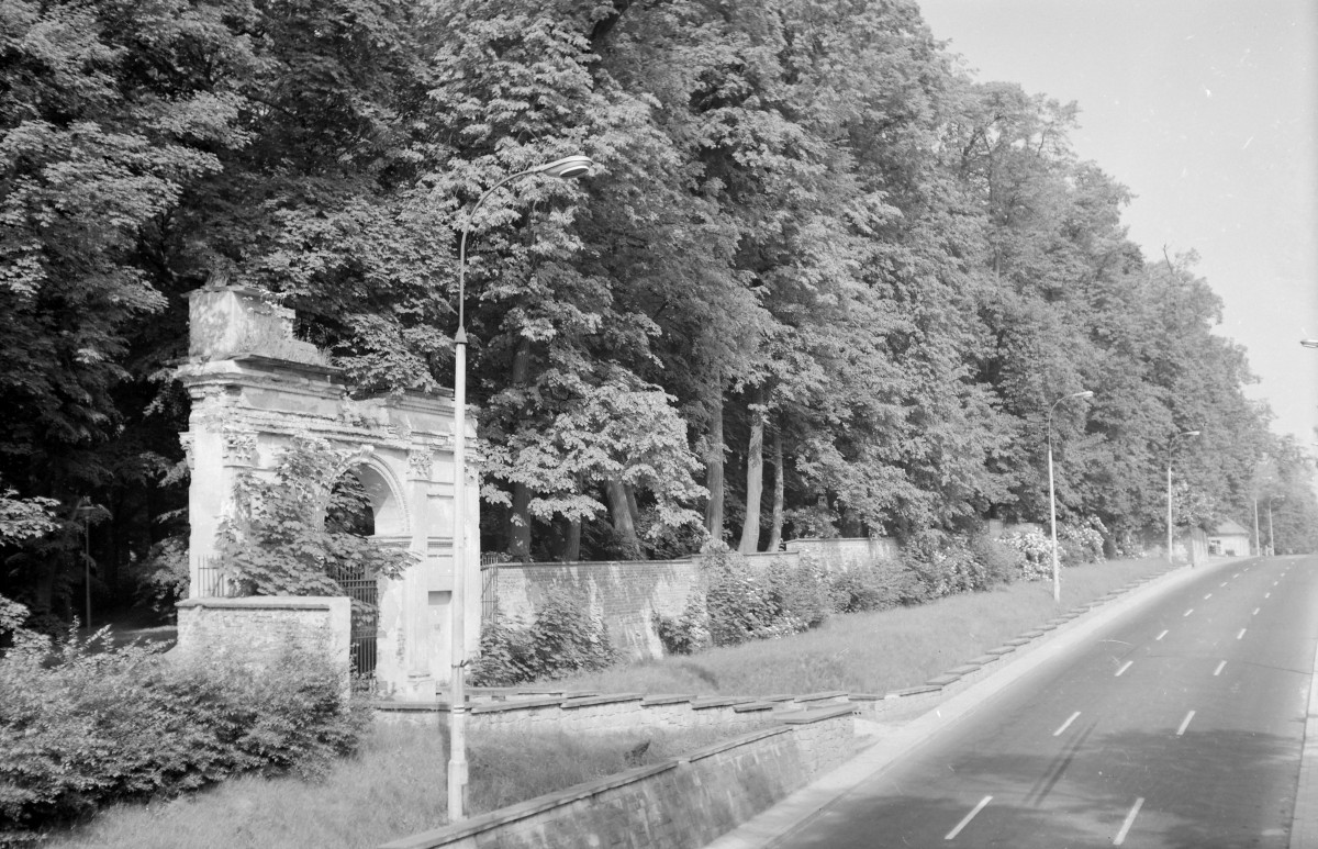 pałac Czartoryskich - park krajobrazowy - Brama Rzymska, skan 1