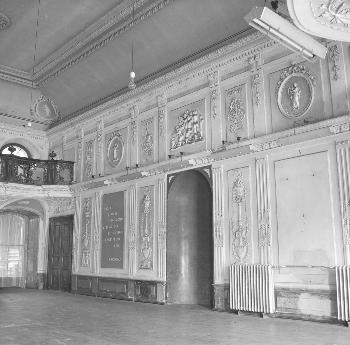 Pałac - wnętrze: sala na pierwszym piętrze. Pilastry, dekor i portal do sąsiedniej sali., skan 1