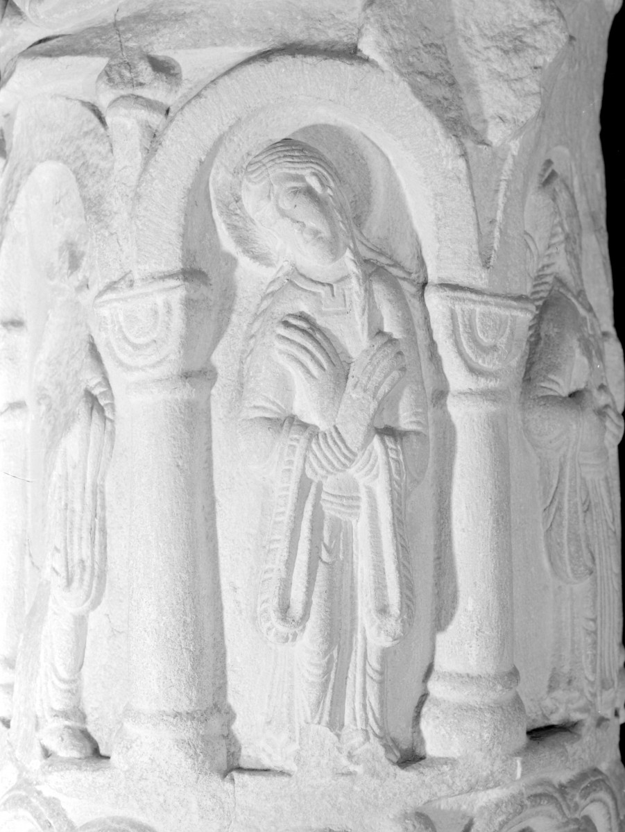 Kościół pw. Świętej Trójcy - nawa główna. Kolumna romańska. Kolumna cnót. Płaskorzeźba symbolizująca Pokorę., skan 1