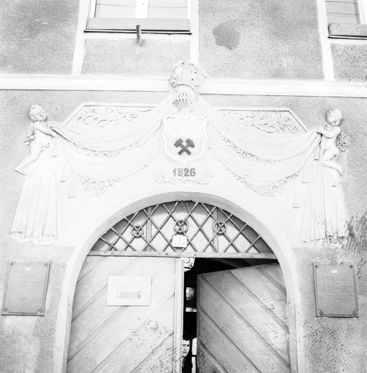kamienica - elewacja frontowa, portal i nadproże z herbem, skan 1
