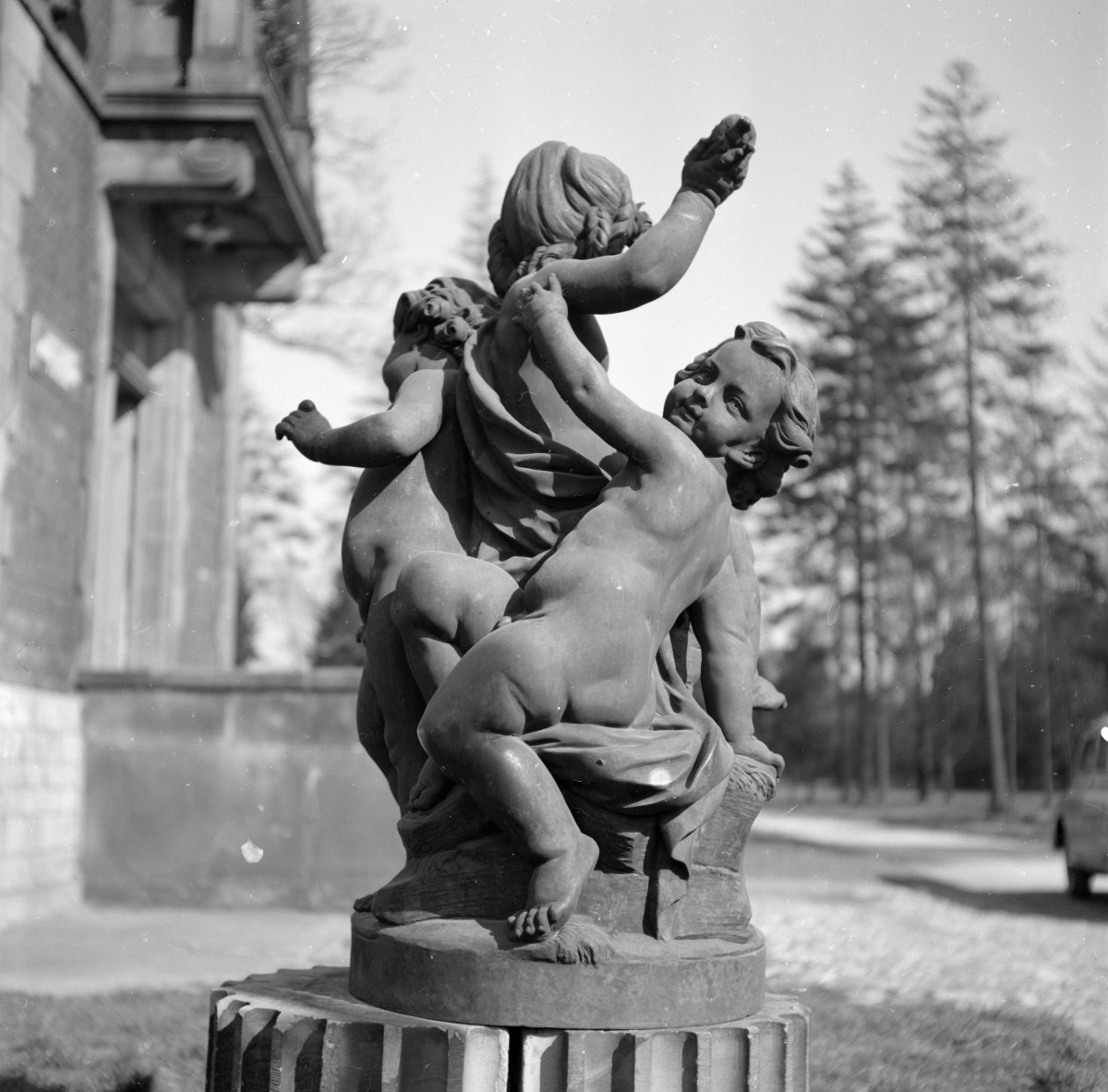 zamek - park angielski, rzeźba pomnik amorków, skan 1