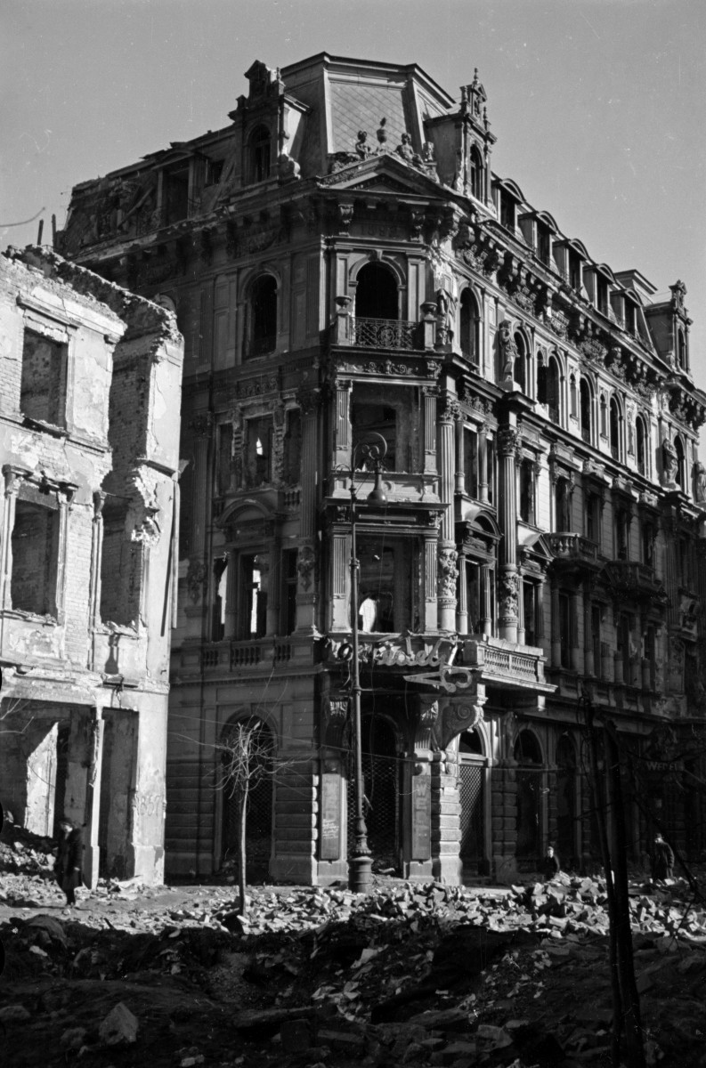 Kamienica E. Wedla. Zniszczenia. Widok ogólny., skan 1