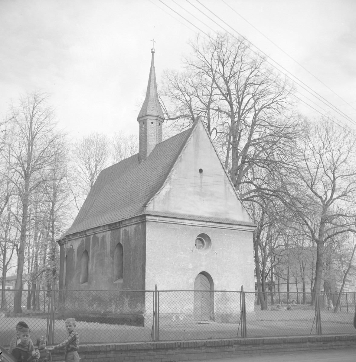 kościół cmentarny pw. św. Rocha - widok od północnego-zachodu, skan 1