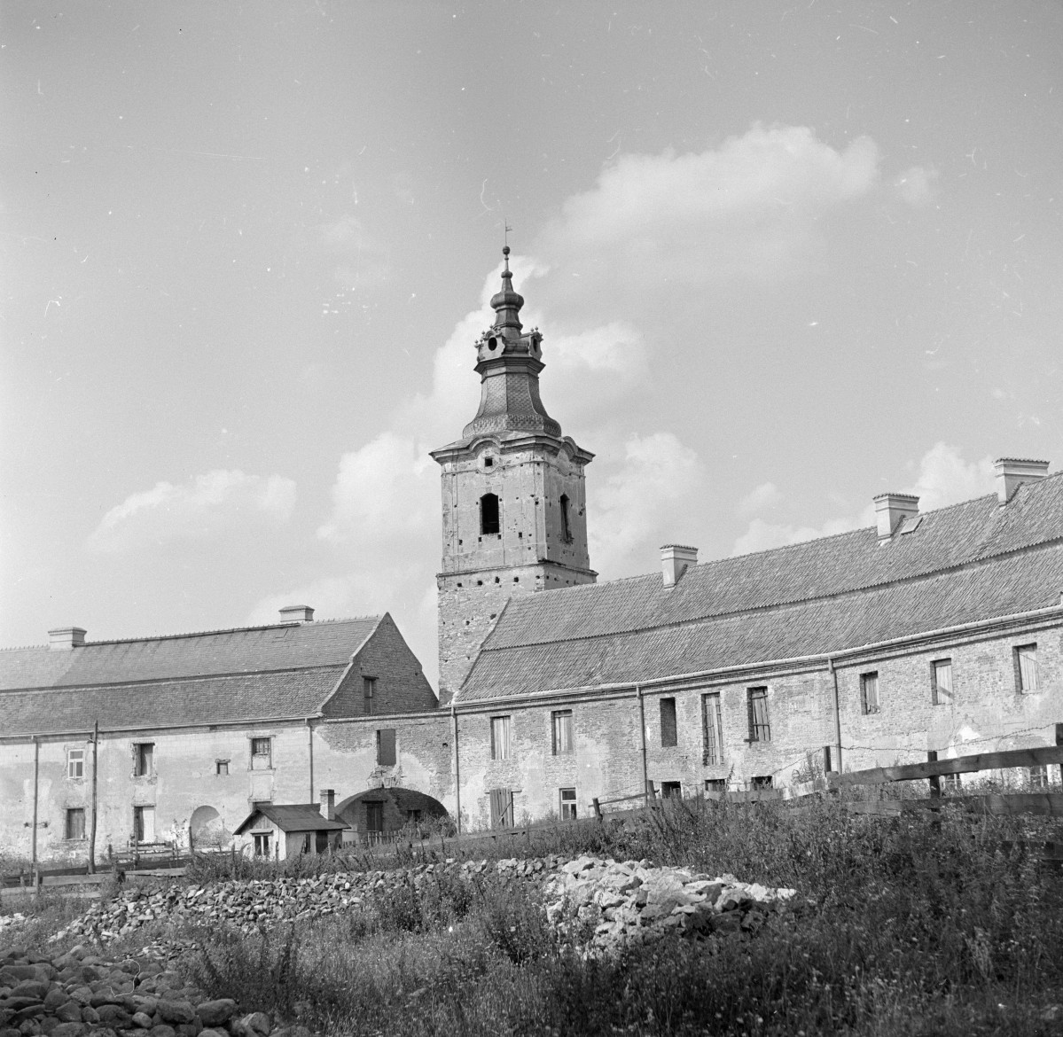 zespół klasztorny Cystersów - wieża bramna tzw krakowska - skrzydło pólnocne, skan 1