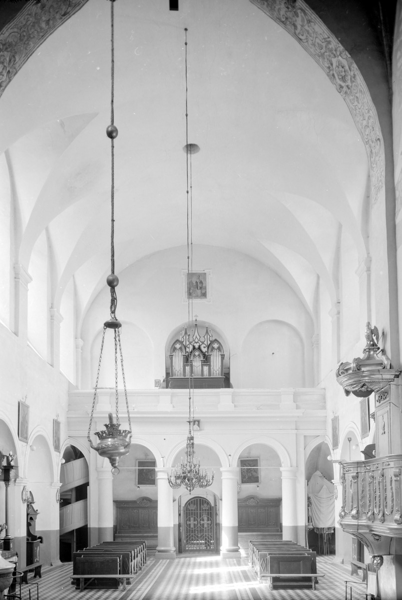 Kościół Trójcy Świętej i Narodzenia Najświętszej Maryi Panny - wnętrze: chór muzyczny z prospektem organowym, skan 1