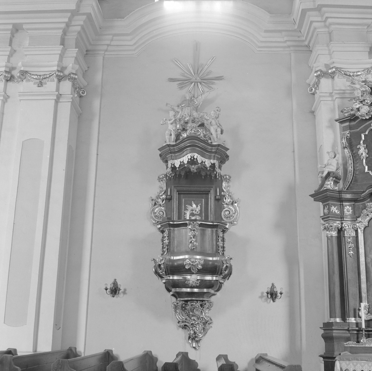 kościół, ob. parafialny pw. św. Bonawentury - wnętrze: ambona 2 p. XVIII, skan 1