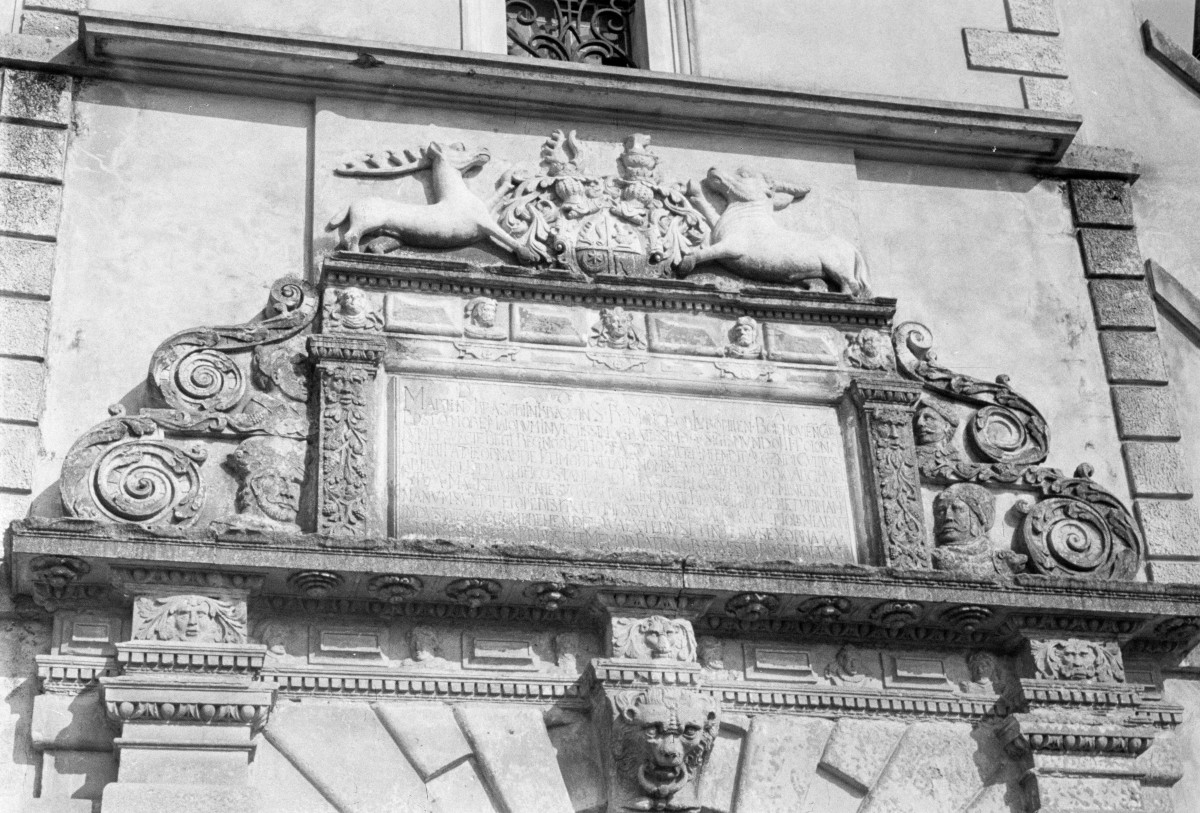 zamek w Krasiczynie - elewacja zachodnia - zwieńczenie (fronton) portalu, skan 1