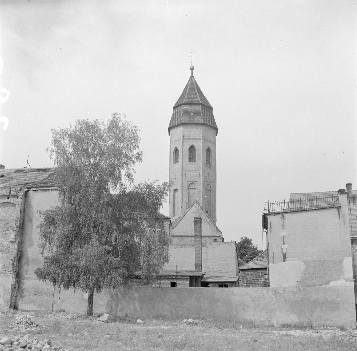 kościół pw. Matki Boskiej Gromnicznej - fragment z wieżą, skan 1
