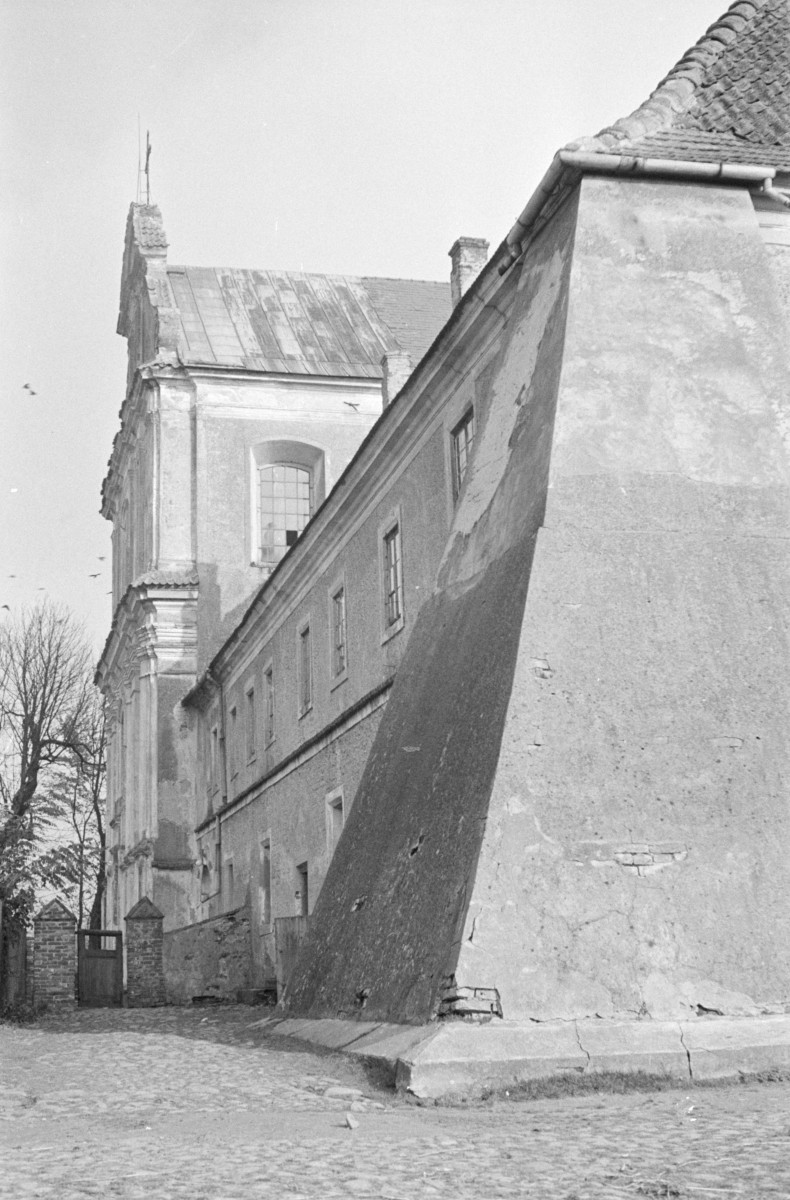 klasztor, kościół, ob. parafialny pw. Imienia Jezus - elewacja południowa, fragment, skan 1