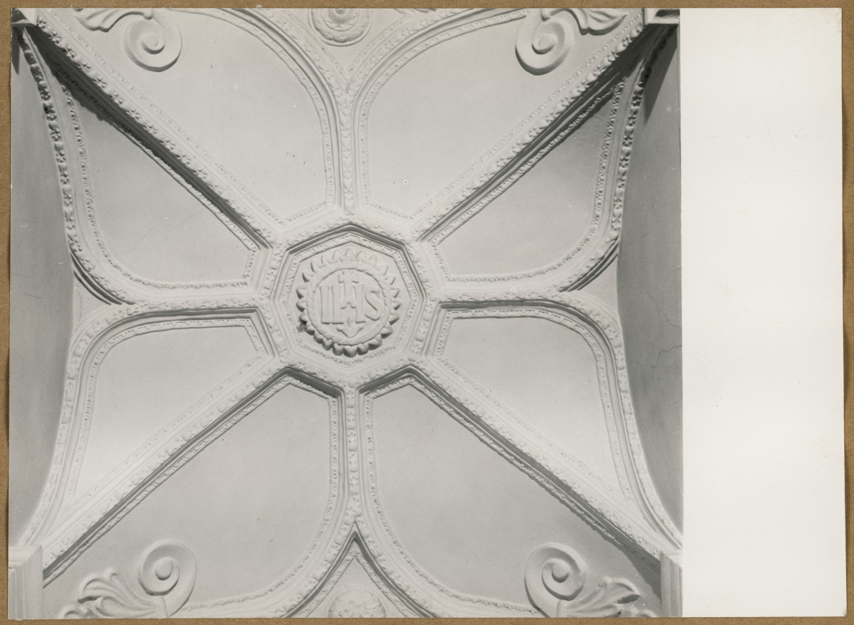 Pałac biskupów - wnętrze , d. kaplica , fragment sklepienia przed konserwacją, skan 1