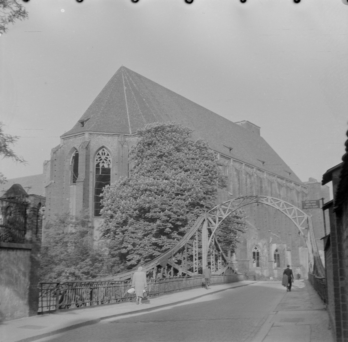 Kościół Rzymskokatolicki pw. NMP na Piasku. Widok ogólny od strony południowo -wschodniej.. Na pierwszym planie most Tumski., skan 1