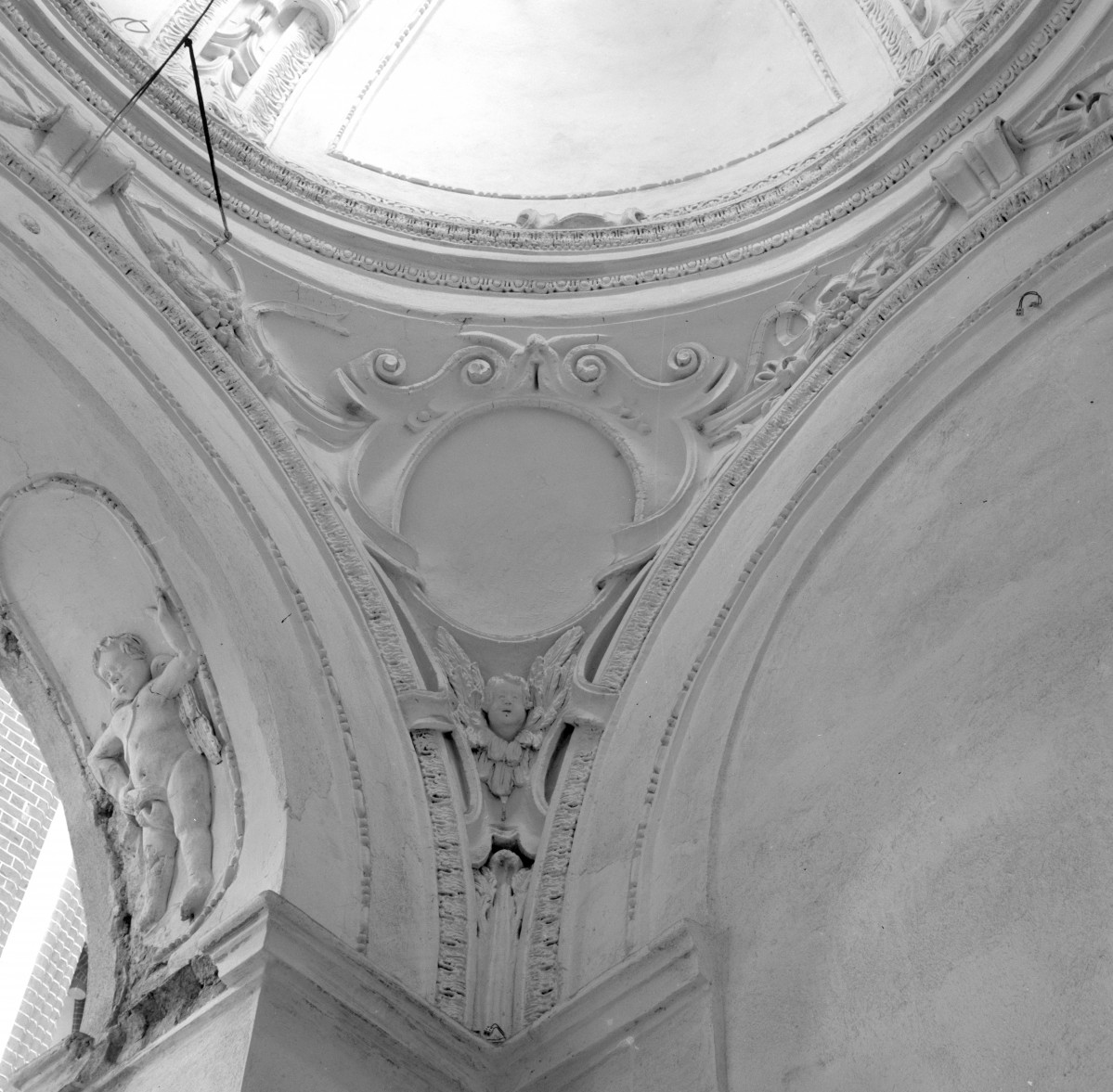 Kościół NMP na Piasku - wnętrze: sztukateria w kaplicy, skan 1