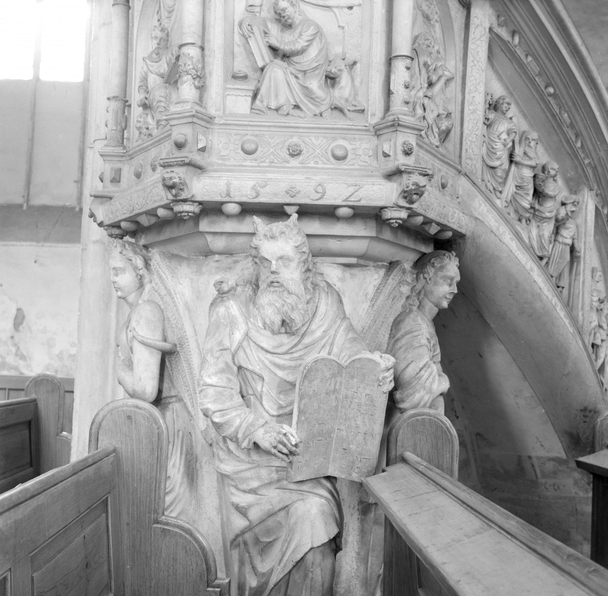 kościół pod wezwaniem św. św. Apostołów Piotra i Pawła - wnętrze: ambona, fragment, skan 1