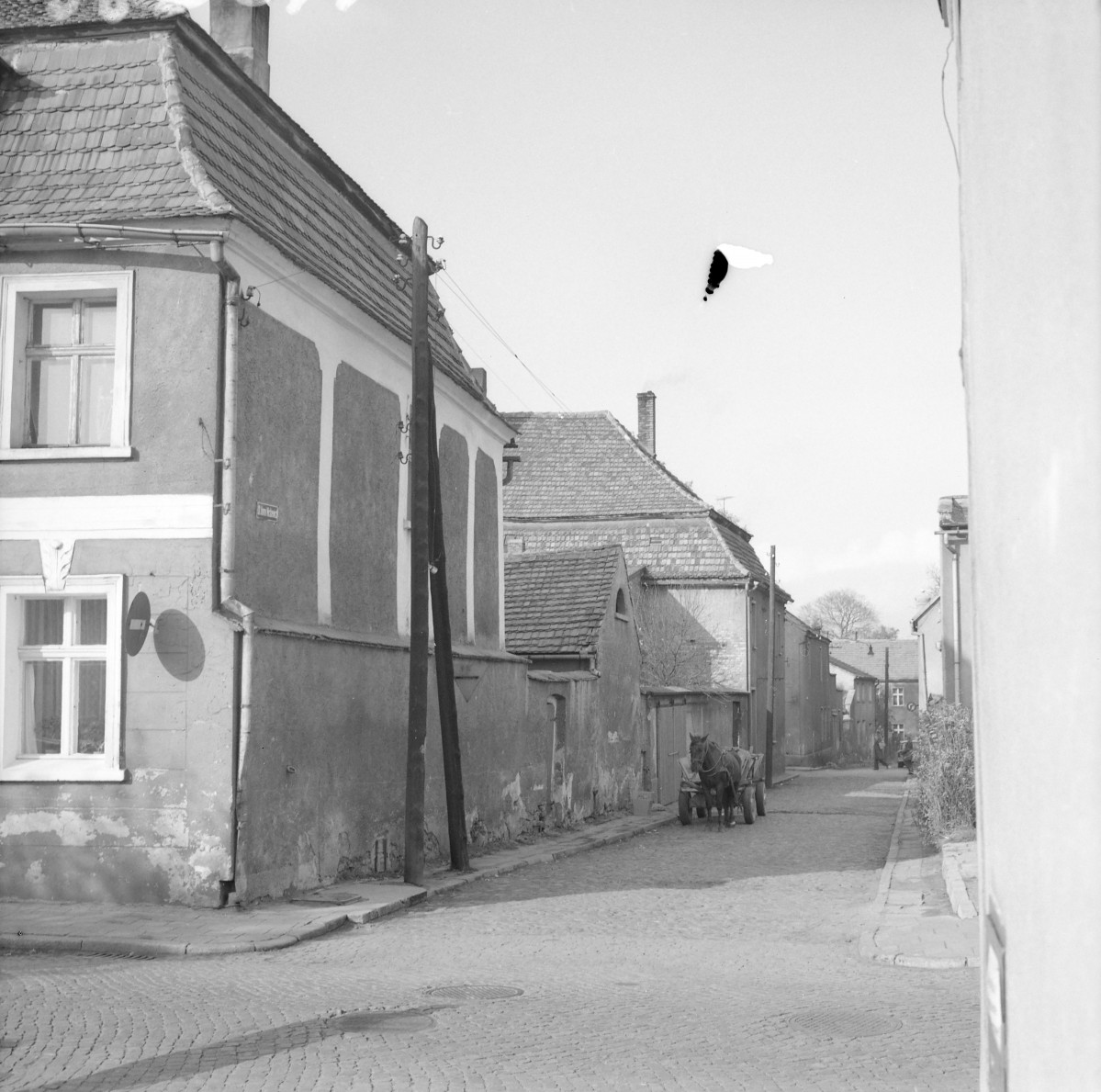 Zabudowa miejska. Kamienice, elewacje boczne. , skan 1