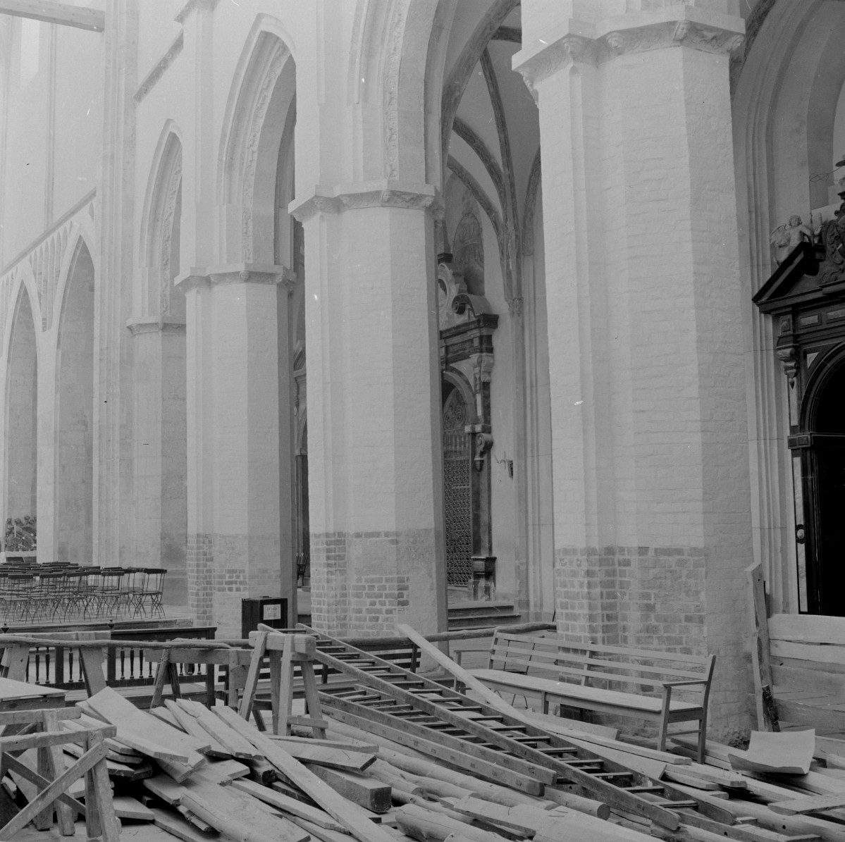 katedra - nawa główna, kolumny, skan 1