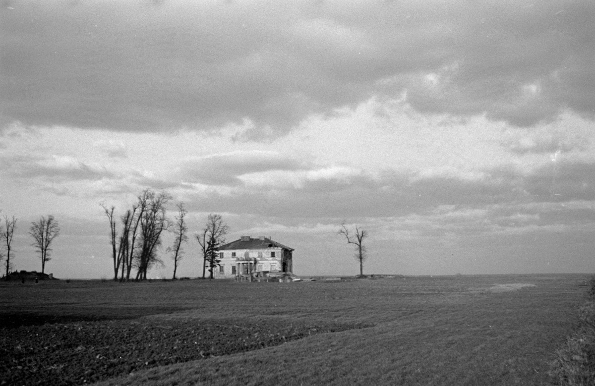 Dom w pobliżu Królikarni - widok ogólny, szczere pole. Krajobraz., skan 1