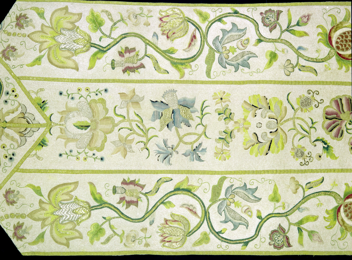 klasztor Benedyktynek - zbiory - materiał z haftem - fragment, skan 1