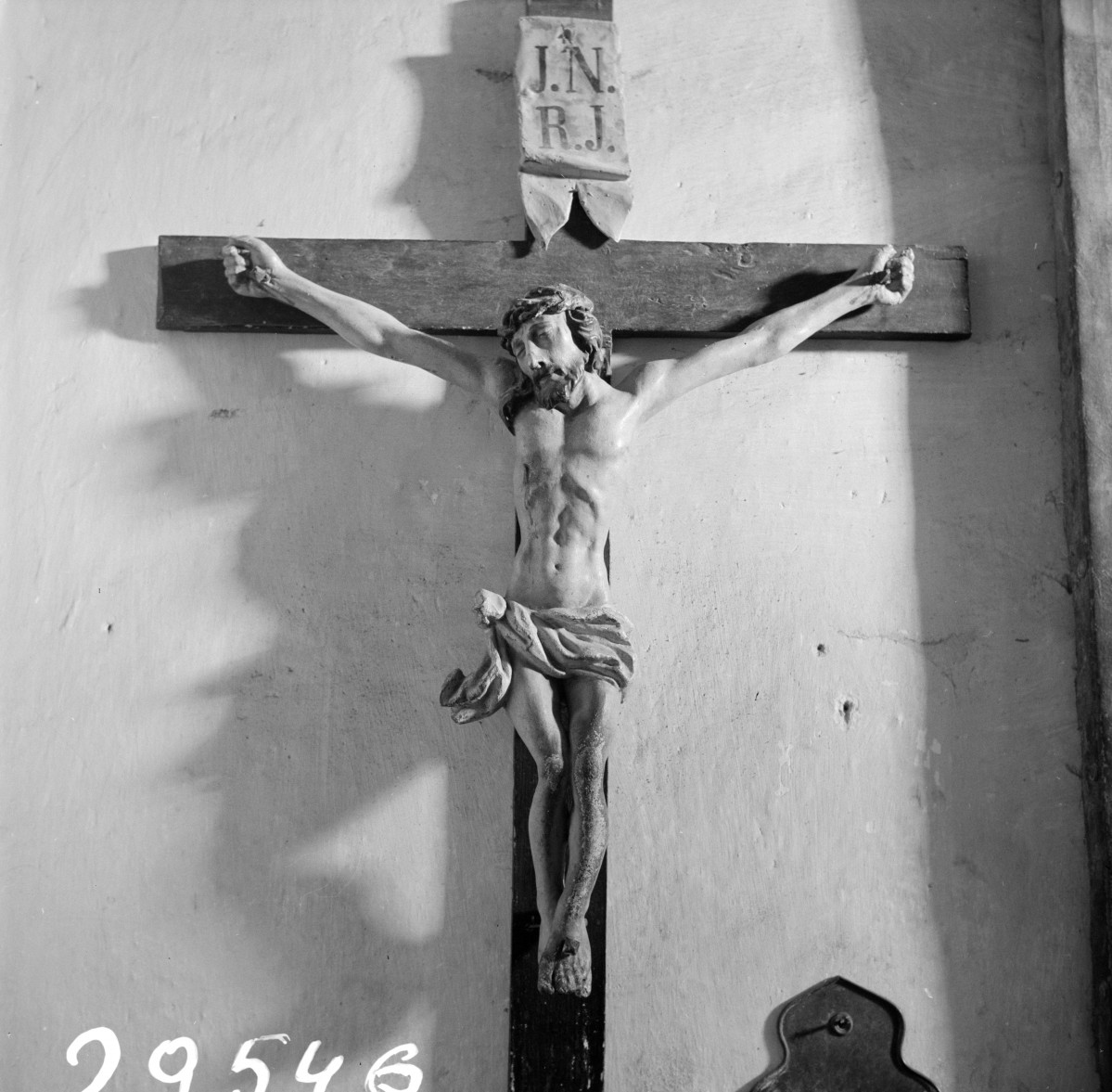 kościół parafialny św. Anny - wnętrze, kruchta, krucyfiks, skan 1