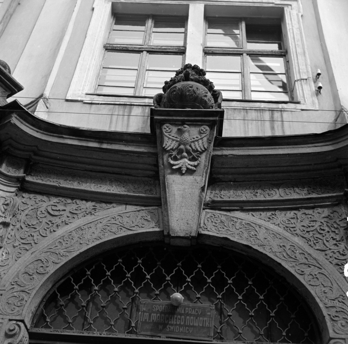 kamienica - portal, detal, skan 1