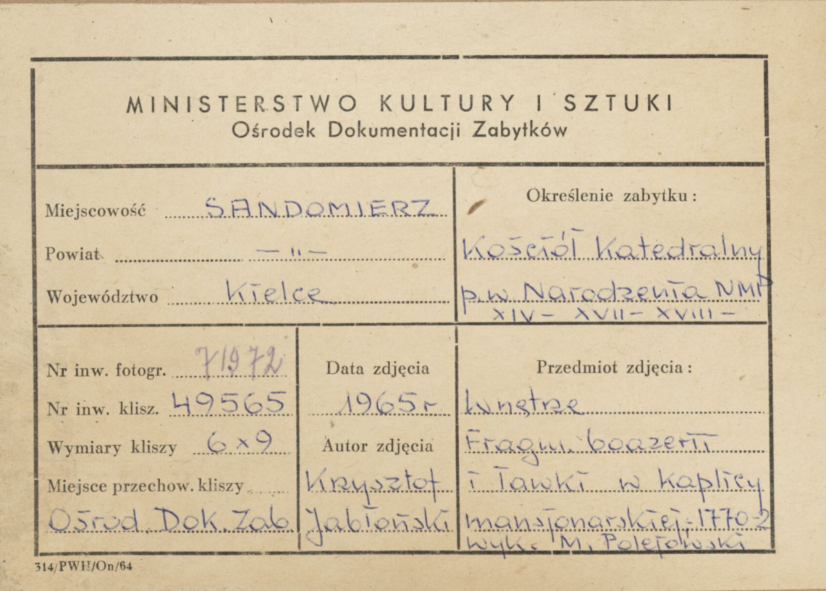  Katedra - wnętrze, widok boazerii i ławek w kaplicy mansjonarzy - metryczka, skan 1