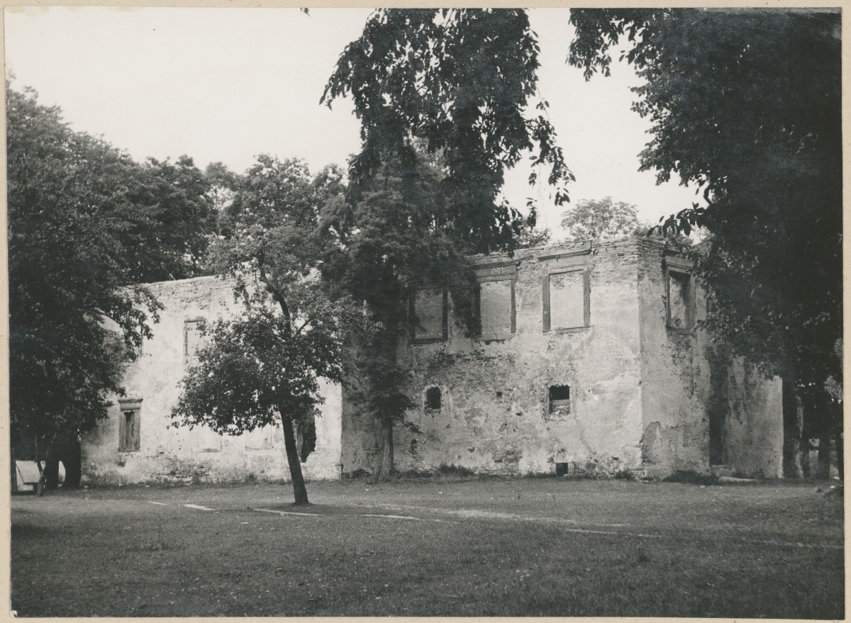 Dwór - widok ogólny ruin przed odbudową , skan 1