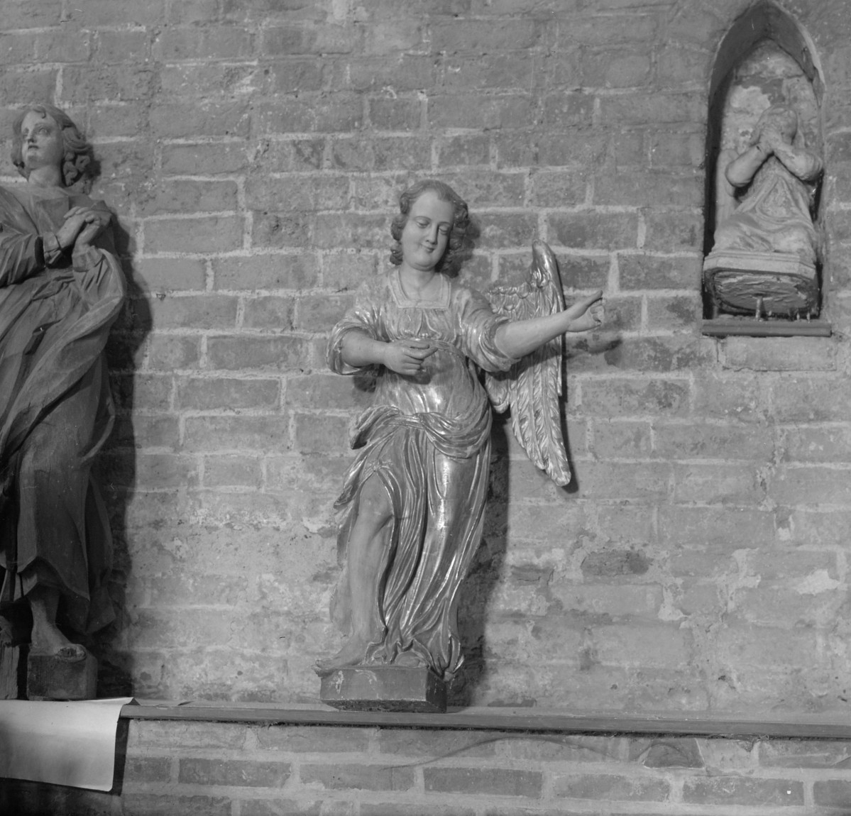 kościół pw. Ducha Świętego - wnętrze - rzeźba anioła, skan 1