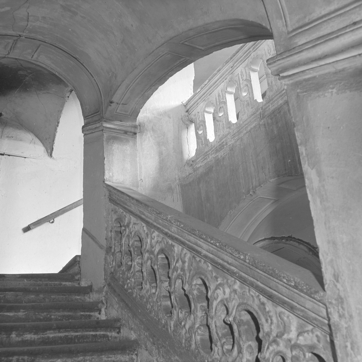 rynek miasta - kamienica - wnętrze - piętro I - klatka schodowa - fragment, skan 1