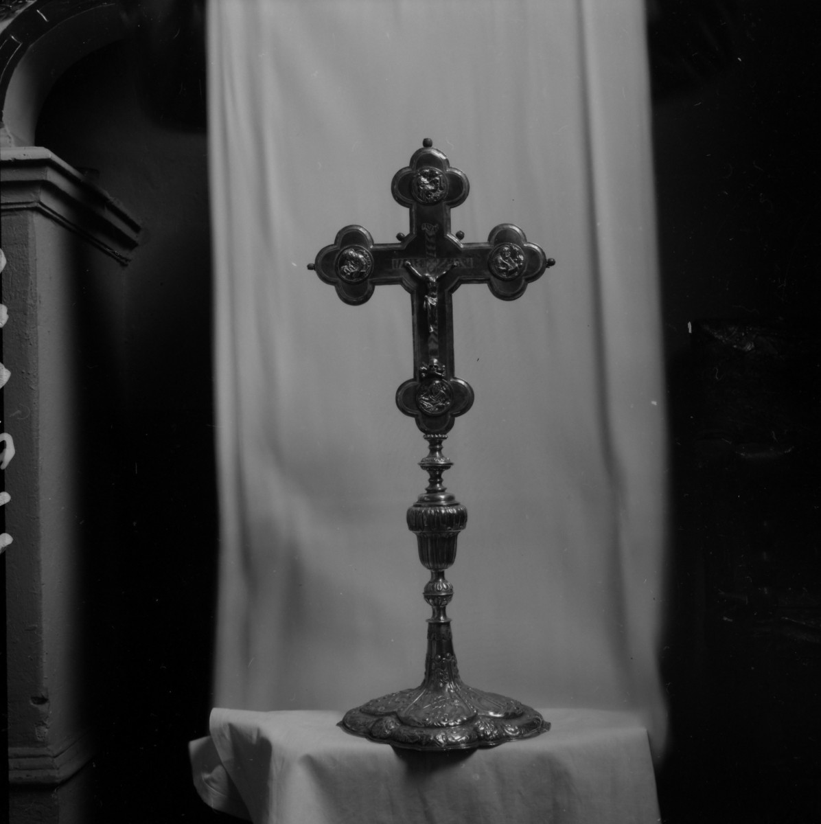 Kościół św. Jadwigi - wnętrze: pacyfikał, skan 1