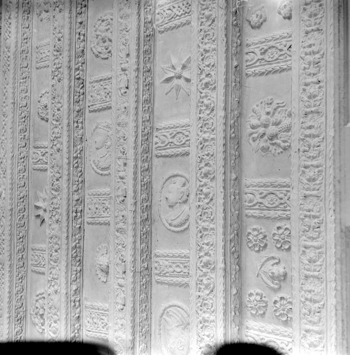 pałac - detale, ornamenty stropu, skan 1