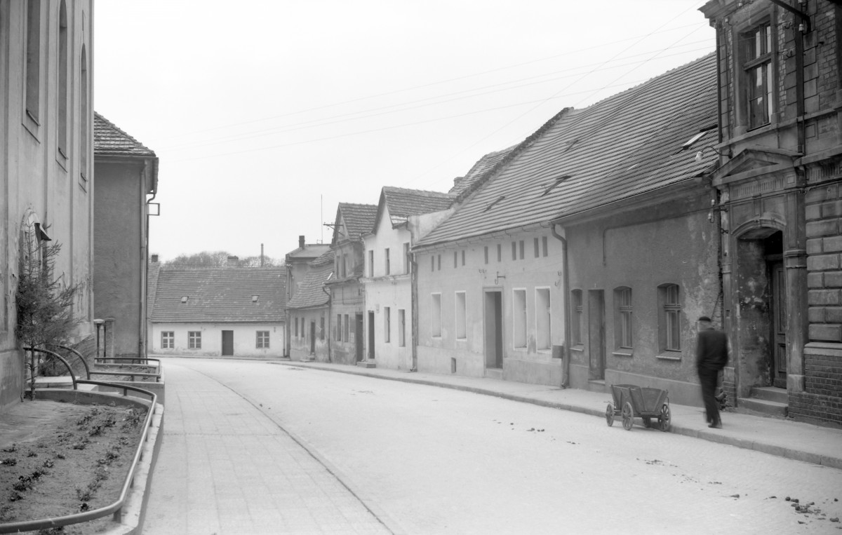 ulica kościelna - fragment zabudowy, skan 1