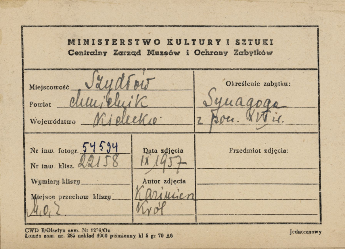Synagoga - widok ogólny od strony płd. - zach. wraz z ruinami przyległego budynku - metryczka, skan 1