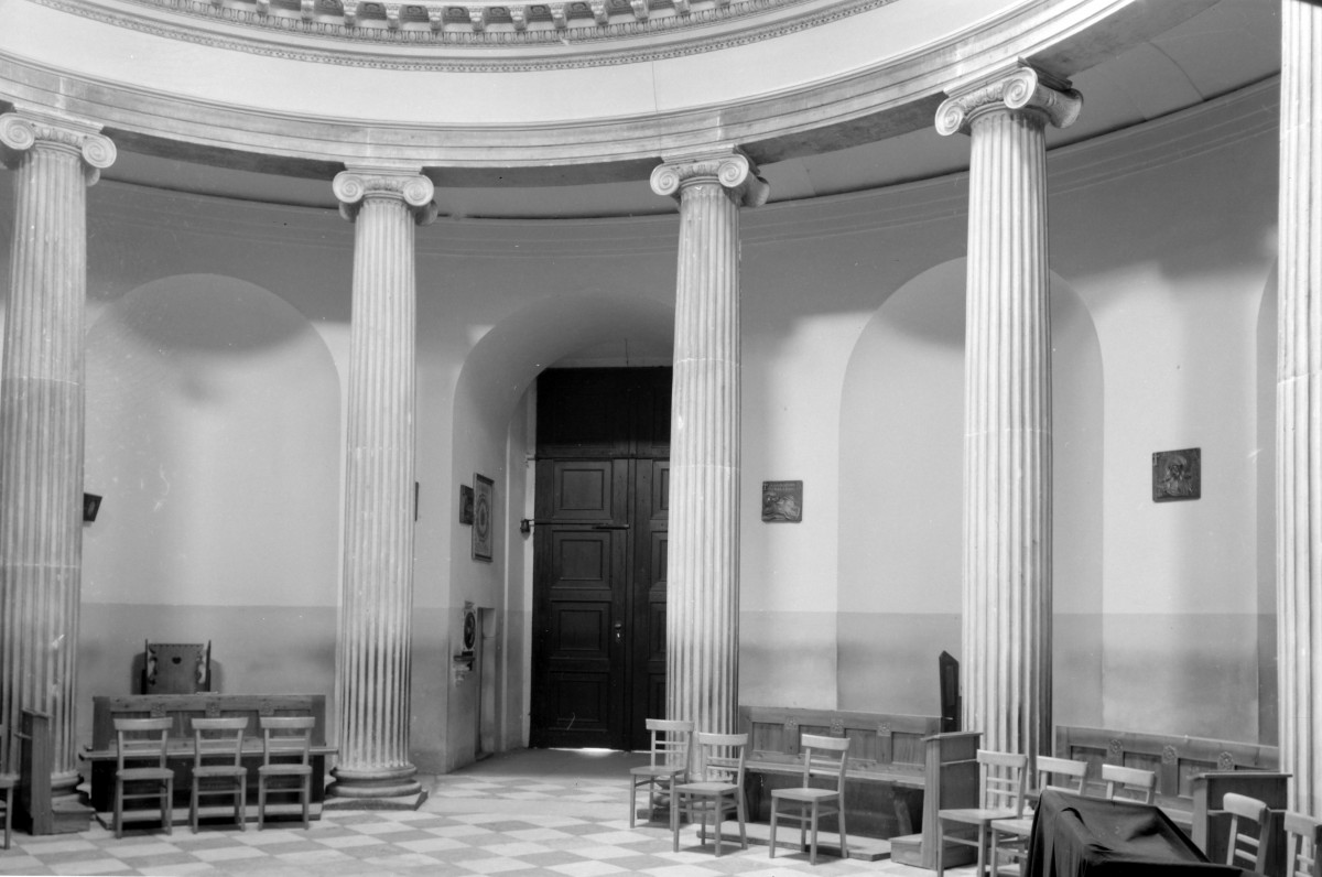 pałac Czartoryskich - kościół pw. Wniebowzięcia Najświętszej Maryi Panny - wnętrze - nawa główna - kolumny podtrzymujace emporę - strona północna, skan 1