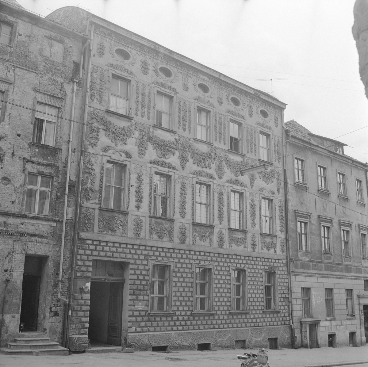 fragment zabudowy miasta - kamienica przy ul. Żeglarskiej - elewacja frontowa, skan 1