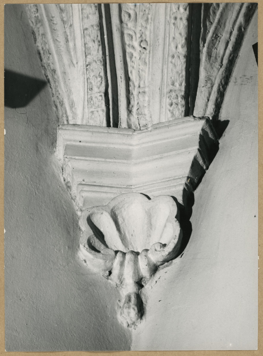 Pałac biskupów - wnętrze, alkierz - d. kaplica, fragment dekoracji sklepienia , wspornik, skan 1