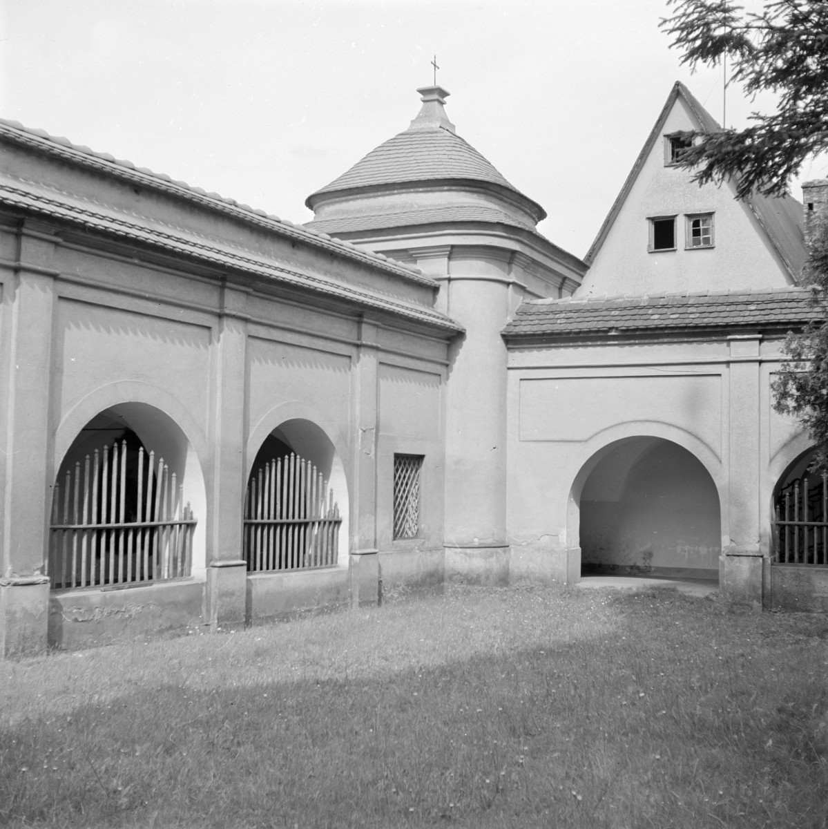 klasztor Franciszkanów - krużganek, dziedziniec, skan 1