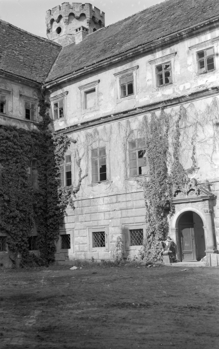 Zamek Oppersdorffów - dziedziniec, narożnik, skan 1